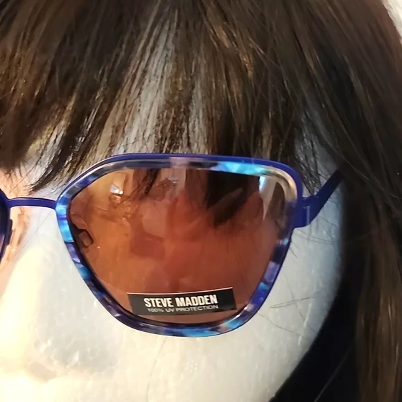 Steve Madden Daring Sunglasses w/Free Madden Girl Crossbody display picture 3